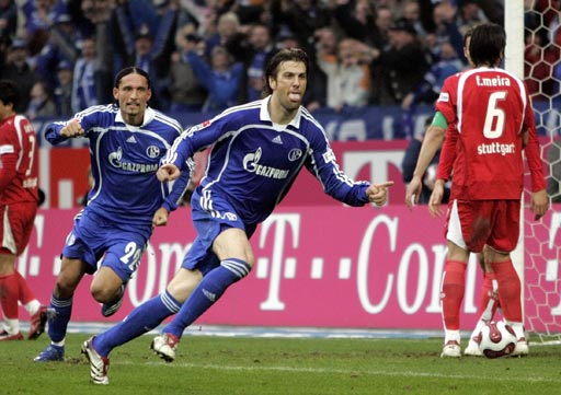 关于沙尔克主场惊险获胜，保住领头羊位置的信息