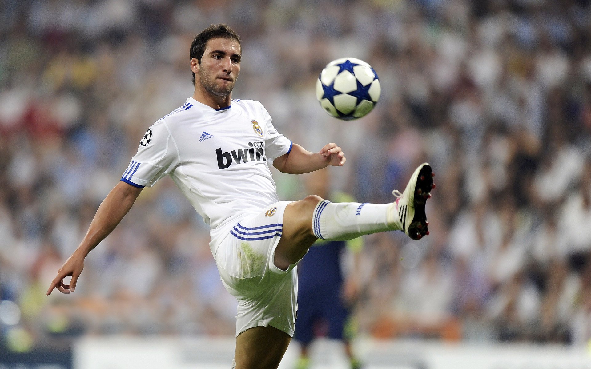 鏖战东方,奥亚尔萨瓦尔扛起马德里竞技的远征旗帜